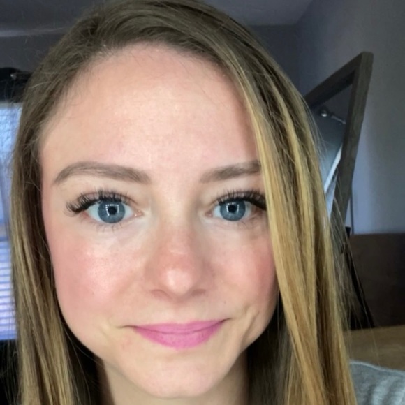 Profile Picture of Nikki Sharp (@nsharp18) on Poshmark