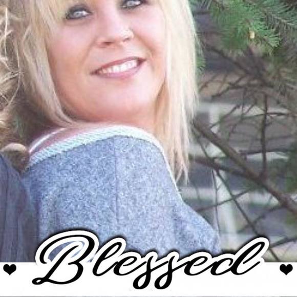 Profile Picture of Claudia Schroeder (@claudiaandrew4) on Poshmark