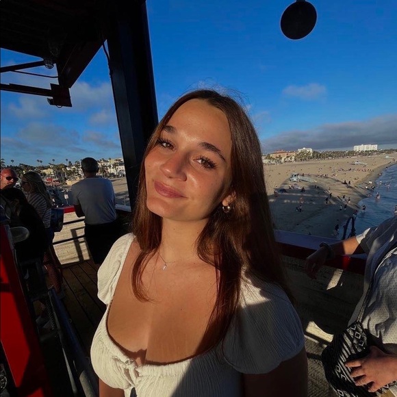 Profile Picture of Hayley Andrews (@hayleyandrew744) on Poshmark