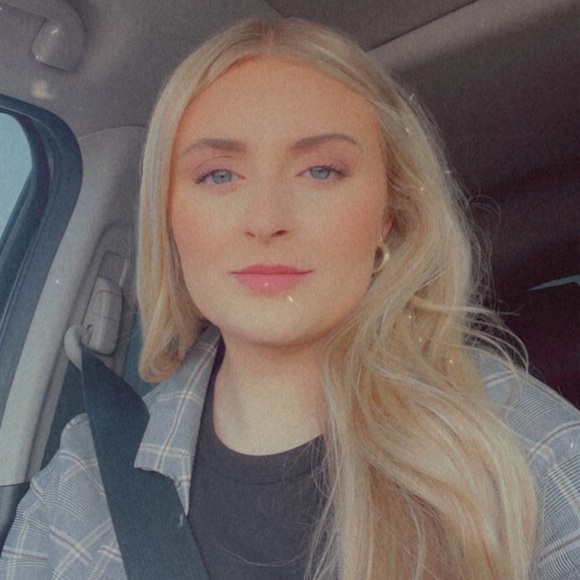 Profile Picture of Savannah Reeves (@savr96) on Poshmark