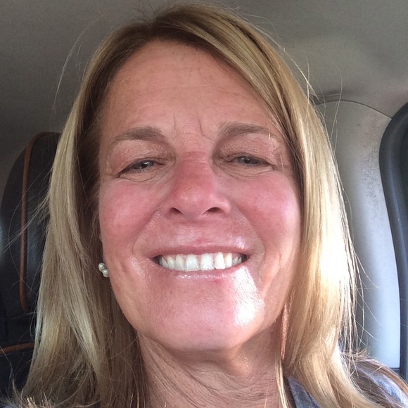 Profile Picture of Bernadette Arvanitis (@barvanitis) on Poshmark
