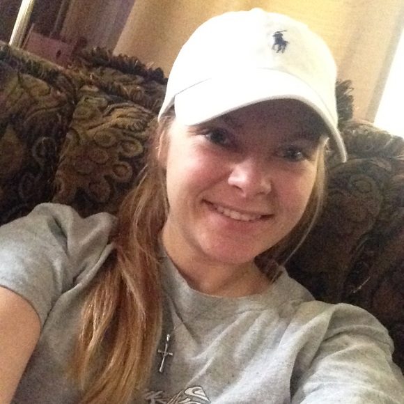 Profile Picture of Katelyn Guy (@ktbugguy) on Poshmark