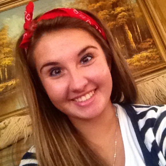 Profile Picture of Caylinn Lange (@caylinn_lange) on Poshmark