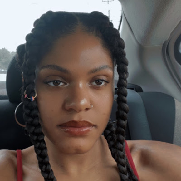 Profile Picture of Kiana Dandy (@kiana_dandy) on Poshmark