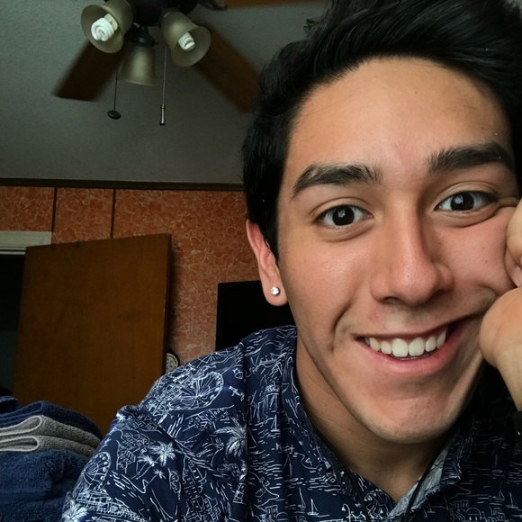 Profile Picture of Brandon Lopez (@brando_2434) on Poshmark