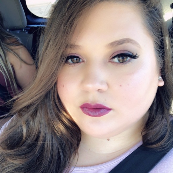 Profile Picture of Ericcka Bergemann (@loveericcka) on Poshmark