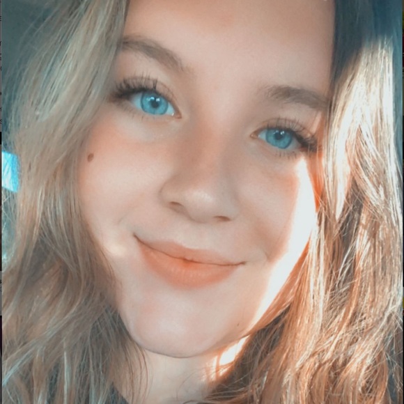 Profile Picture of Rhiany Kapphahn (@rhianykapphahn) on Poshmark