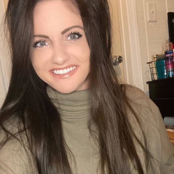 Profile Picture of Taelor Shryock (@taelor257) on Poshmark