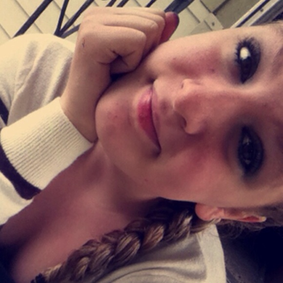 Profile Picture of Holly Leinweber (@hollybear2359) on Poshmark