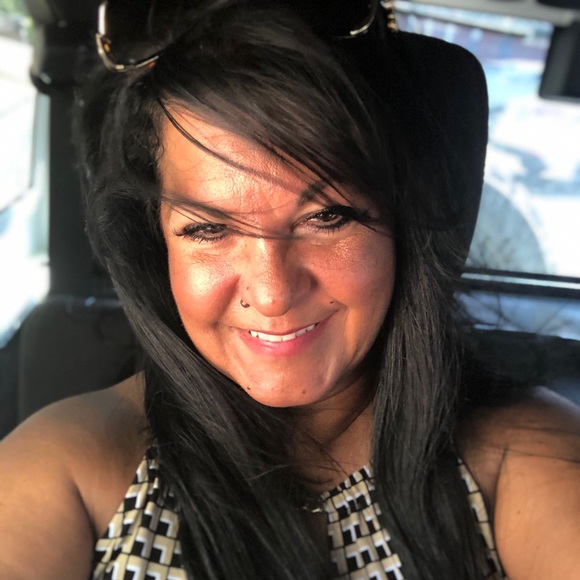 Profile Picture of Holly Pandeladis (@hollywoodlbk) on Poshmark