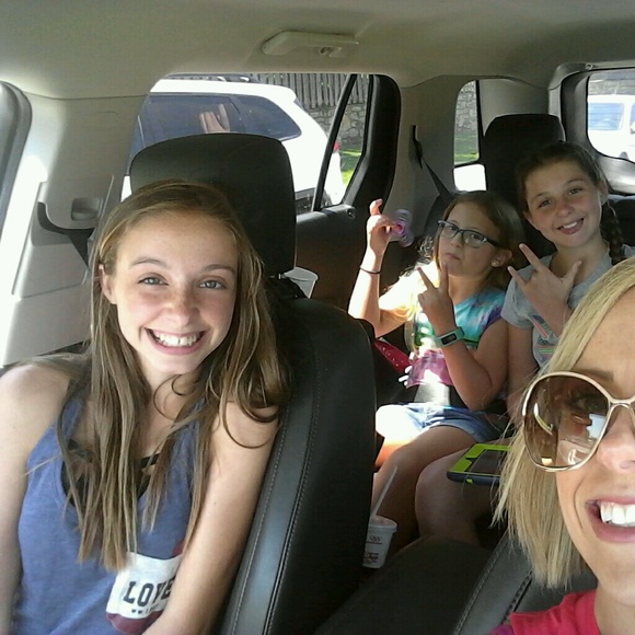 Profile Picture of Taylor Greer (@tayandsparkles) on Poshmark