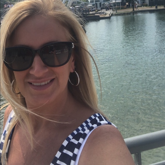 Profile Picture of Bianca Michetti (@biancamichetti) on Poshmark