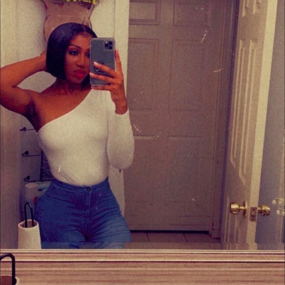 Profile Picture of Bianca Daniels (@danielsbianca27) on Poshmark