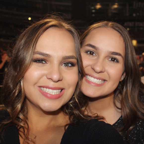 Profile Picture of Laura&hannah Sprute (@sprutesiscloset) on Poshmark