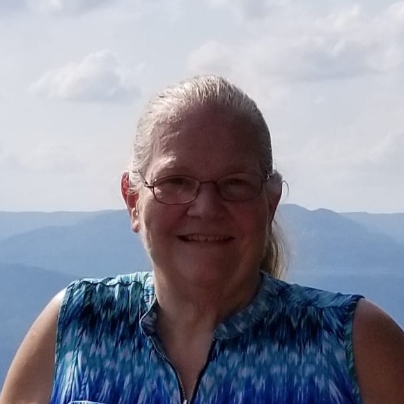 Profile Picture of Jackie Levakis (@jackielevakis) on Poshmark