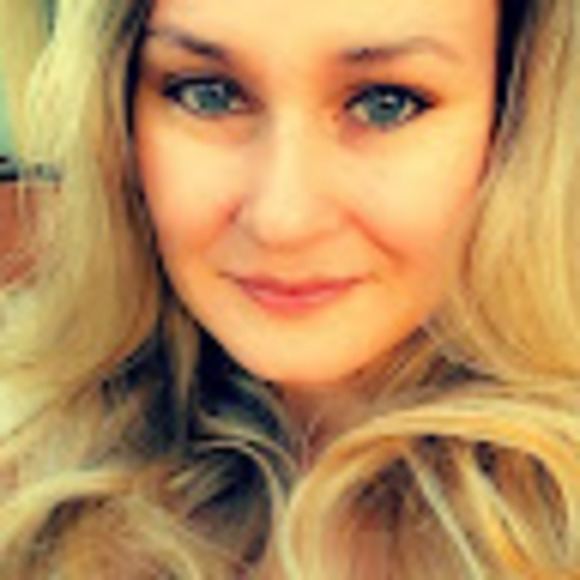 Profile Picture of Daniela Carter (@daniela220611) on Poshmark