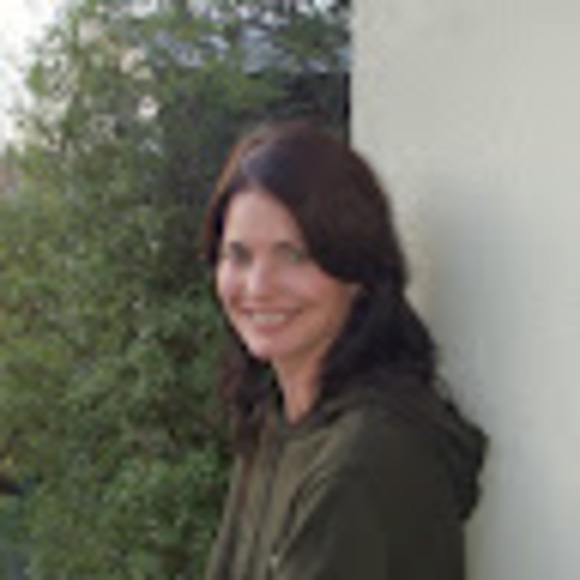 Profile Picture of Deborah Learmonth (@debandbanana) on Poshmark