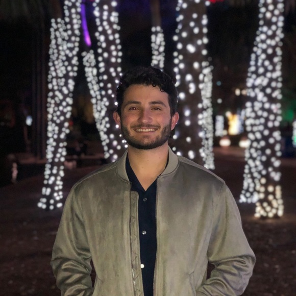 Profile Picture of Julian Navarro (@julian083001) on Poshmark