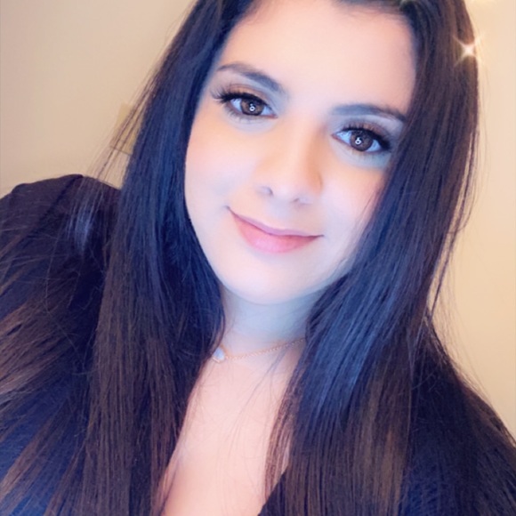 Profile Picture of Lisa Cisneros (@lisamarieee21) on Poshmark