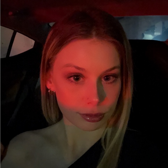 Profile Picture of Anna Driggans (@anniebell02) on Poshmark