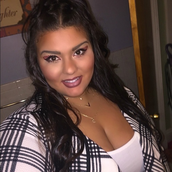 Profile Picture of Angela Melanson (@amelanson13) on Poshmark