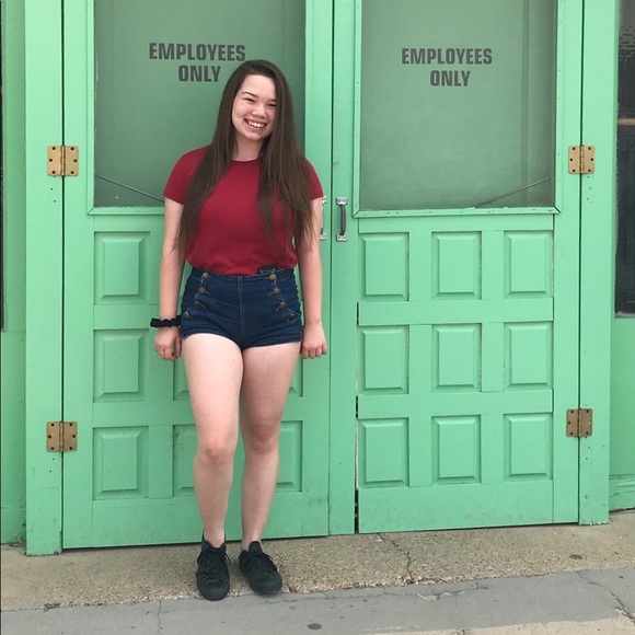 Profile Picture of Jade Cox (@jadedeelf) on Poshmark