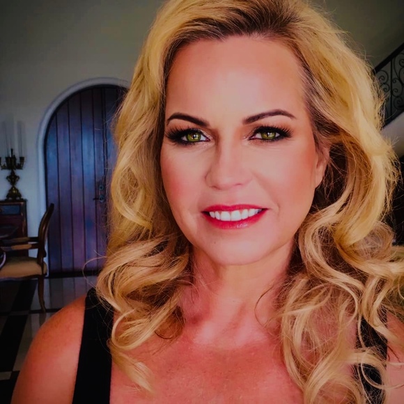 Profile Picture of Bobbie Dyer (@bpdyer) on Poshmark