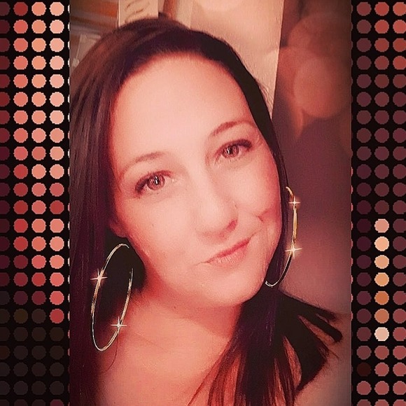 Profile Picture of Melanie Travassos (@mtravassos) on Poshmark