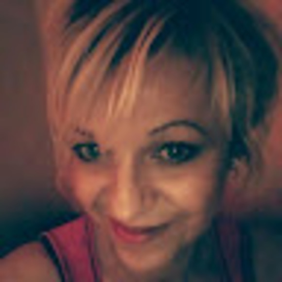 Profile Picture of Debra Scivally (@mytrace1) on Poshmark