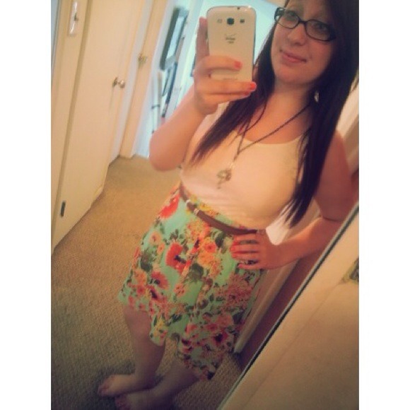 Profile Picture of Carly Carter (@helloitacarly) on Poshmark