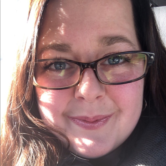 Profile Picture of Alicia Travers (@atravers1989) on Poshmark