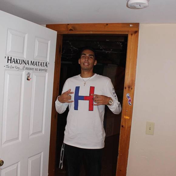 Profile Picture of Luis Mandujano (@luis_mandujano) on Poshmark