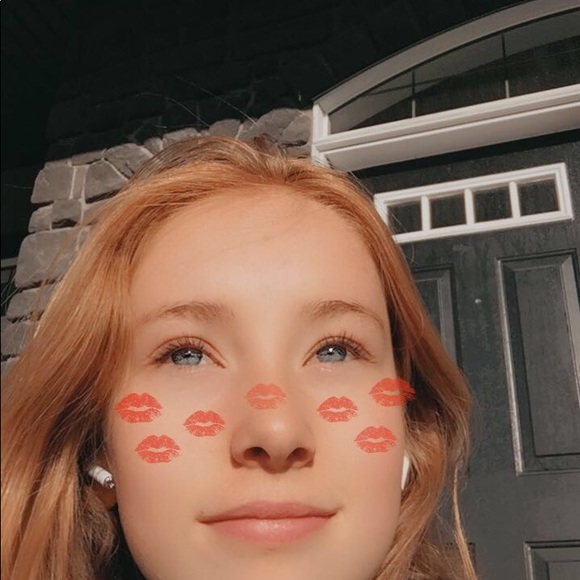 Profile Picture of Zoe Zurfluh (@zoezurfluh) on Poshmark
