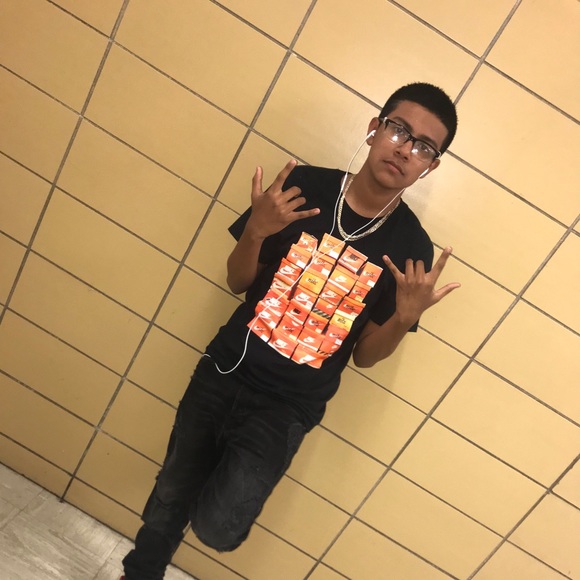 Profile Picture of Robinson Campos (@robinsoncampos9) on Poshmark