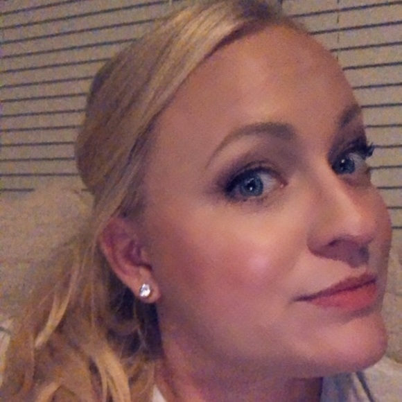 Profile Picture of Christin Markiewicz (@cmarkiewicz281) on Poshmark