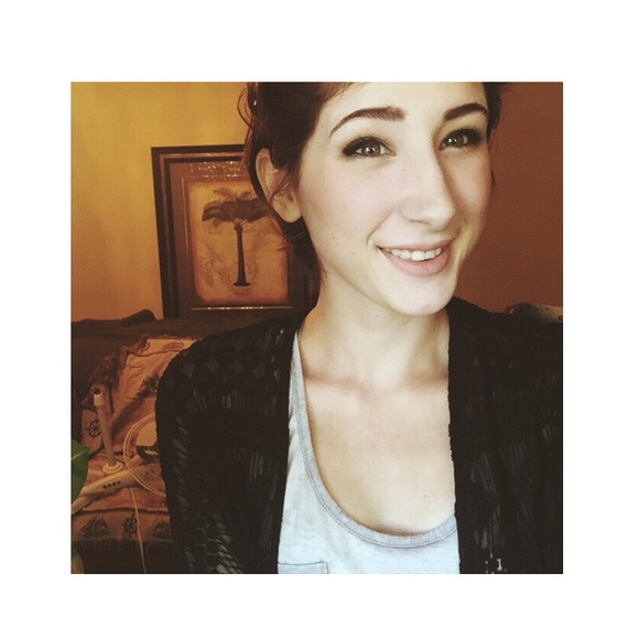 Profile Picture of Paige Laughlin (@paigeepooh27) on Poshmark