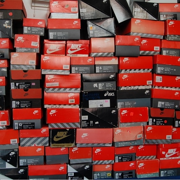 Profile Picture of Shoebarus_co . (@jontahh) on Poshmark