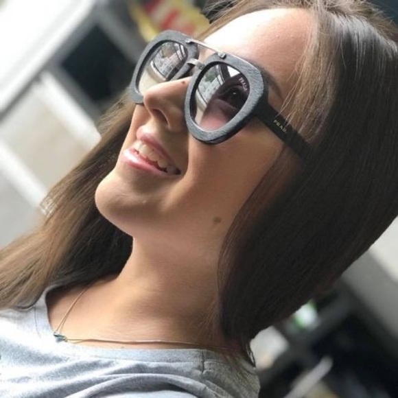 Profile Picture of Larissa Paulain (@laryaraujo153) on Poshmark