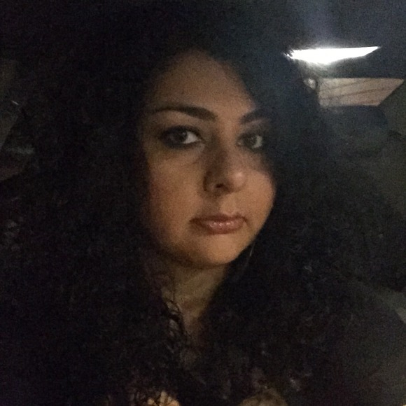 Profile Picture of Shervina Takhsh (@shervie) on Poshmark