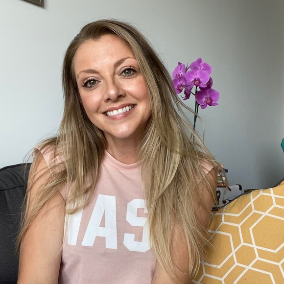 Profile Picture of Danielle Dunaway (@ddunawayrn) on Poshmark