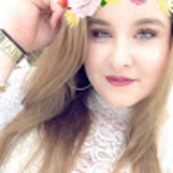 Profile Picture of Kelsie Schneider (@kns2013) on Poshmark