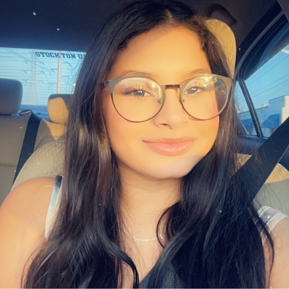 Profile Picture of Emely Llibre (@emelyllibre) on Poshmark