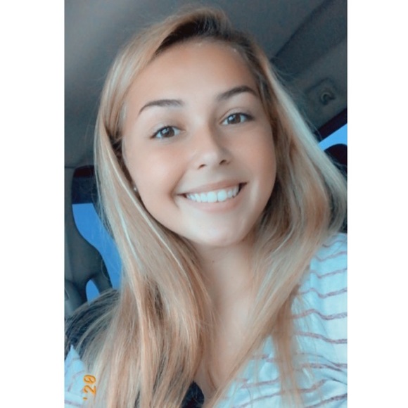 Profile Picture of Adrianna Phelps (@adrianna_phelps) on Poshmark