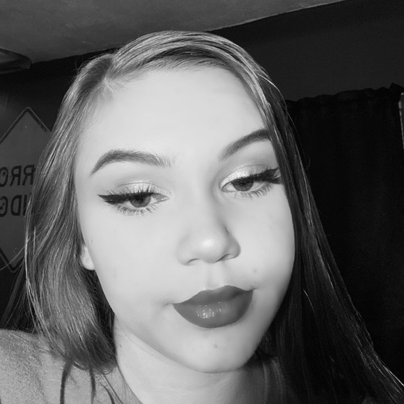 Profile Picture of Anna Cooper (@anna_cooper425) on Poshmark