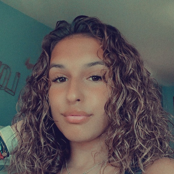 Profile Picture of Gianna Figliolino (@giannax7) on Poshmark