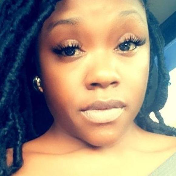 Profile Picture of Crystal Carter (@losheel84) on Poshmark