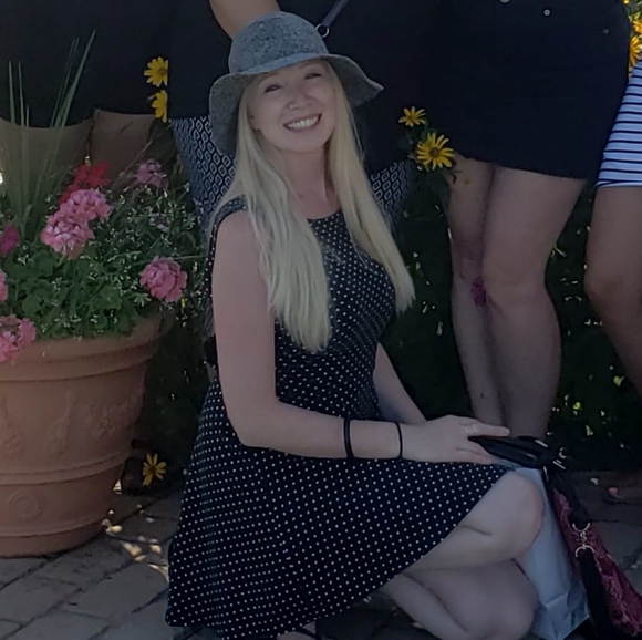 Profile Picture of Vicky Long (@vickylong89) on Poshmark