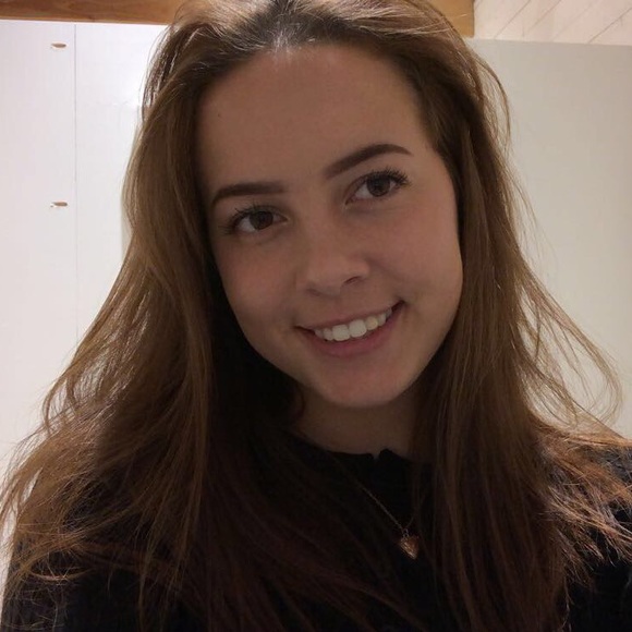 Profile Picture of Vivian Wanegar (@vivianwanegg) on Poshmark