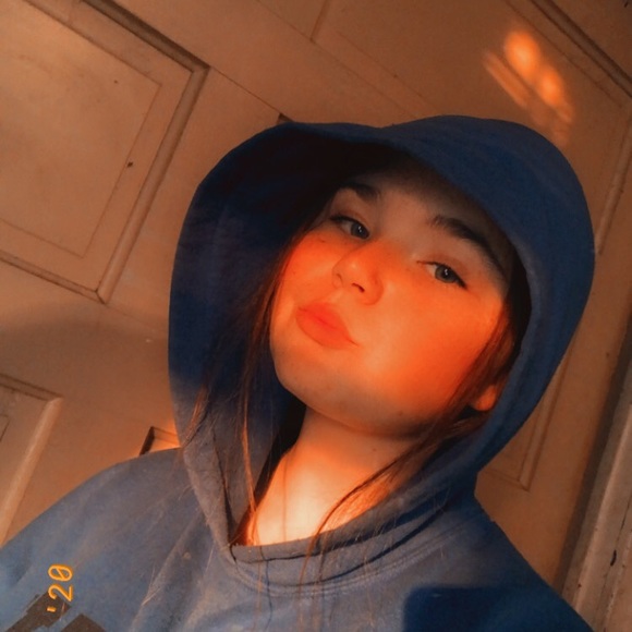 Profile Picture of Belle Vanek (@bellavanek1) on Poshmark