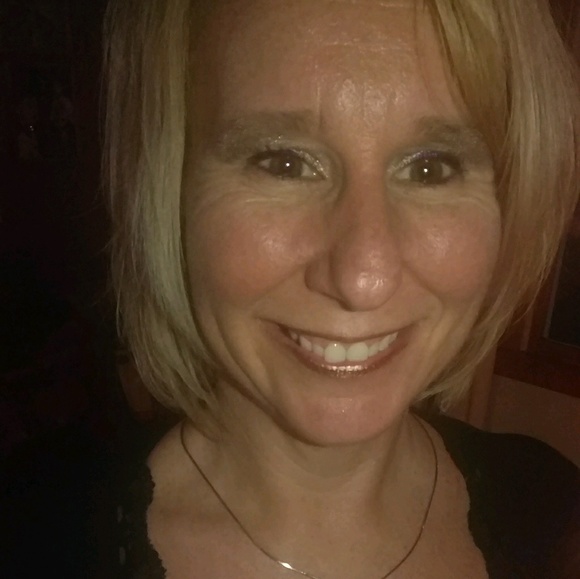 Profile Picture of Tracey Armstrong (@traceylarmst) on Poshmark